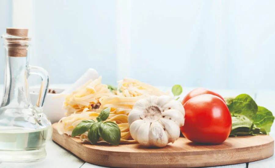 Pasta, hvitløk og tomat på fat