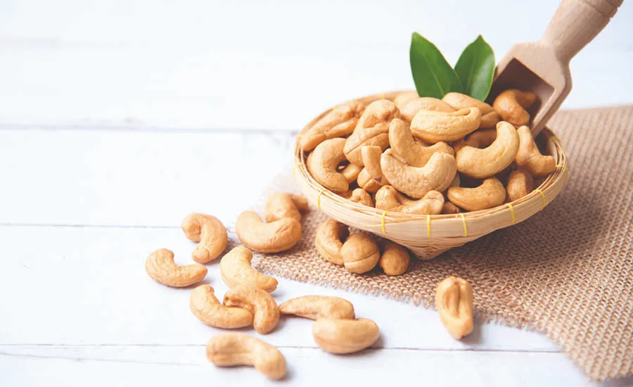 Cashewnøtter i skål med treskje