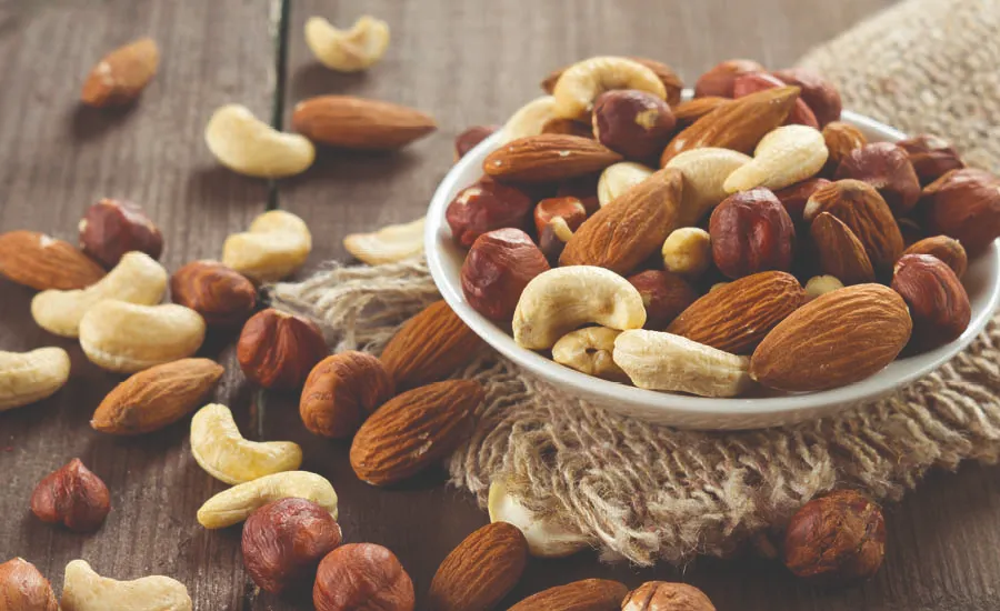 Mandel, hasselnøtt og cashewnøtt liggende i skål