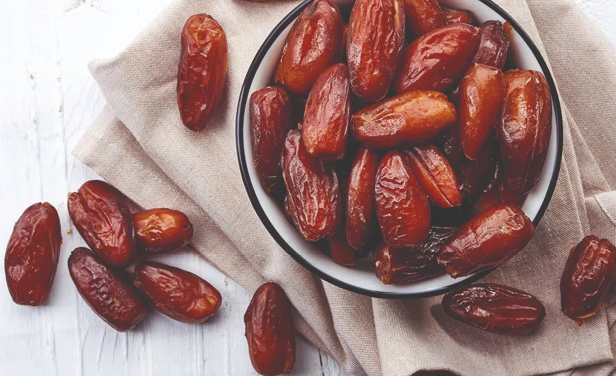 Deilige og saftige dadler liggende i skål