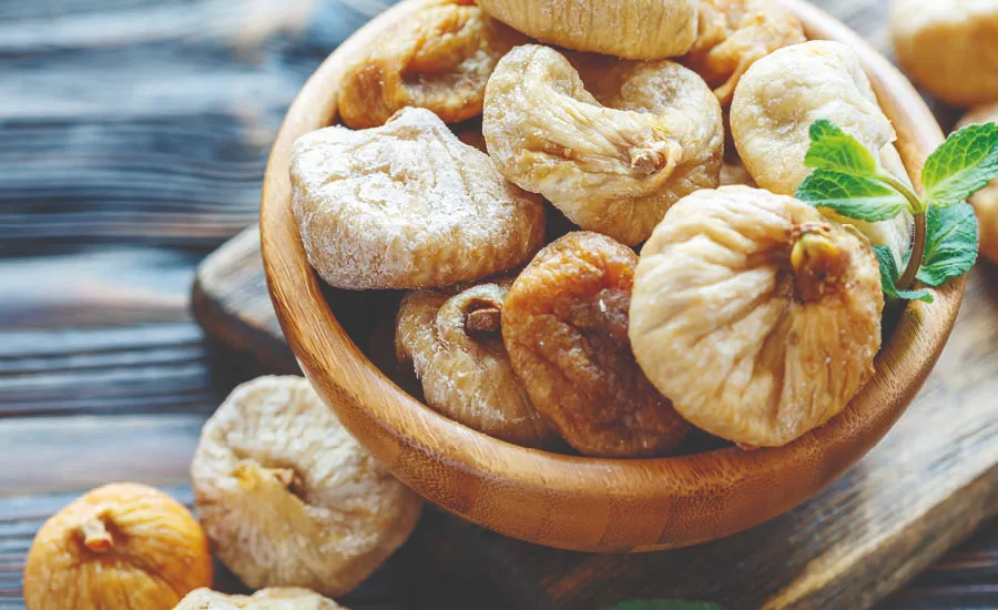 Økologiske tørkede fiken i treskål